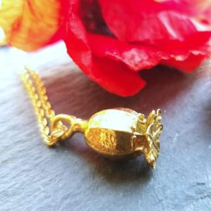 Yellow-gold poppy pendant